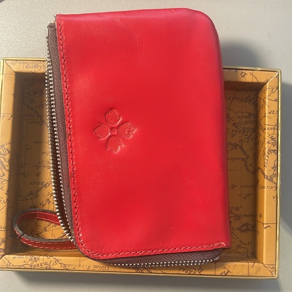 New in Box Patricia Nash Reala Wristlet in Berry Red - Picture 2 of 7